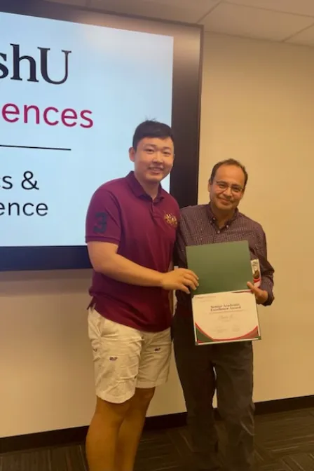 José Figueroa-López presents the Senior Academic Excellence Award in Statistics & Data Science to Thomas Li