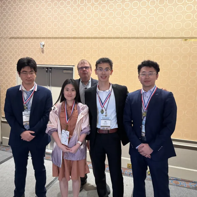 Zhichen Xu at the 2025 ENAR DataFest with her co-researchers